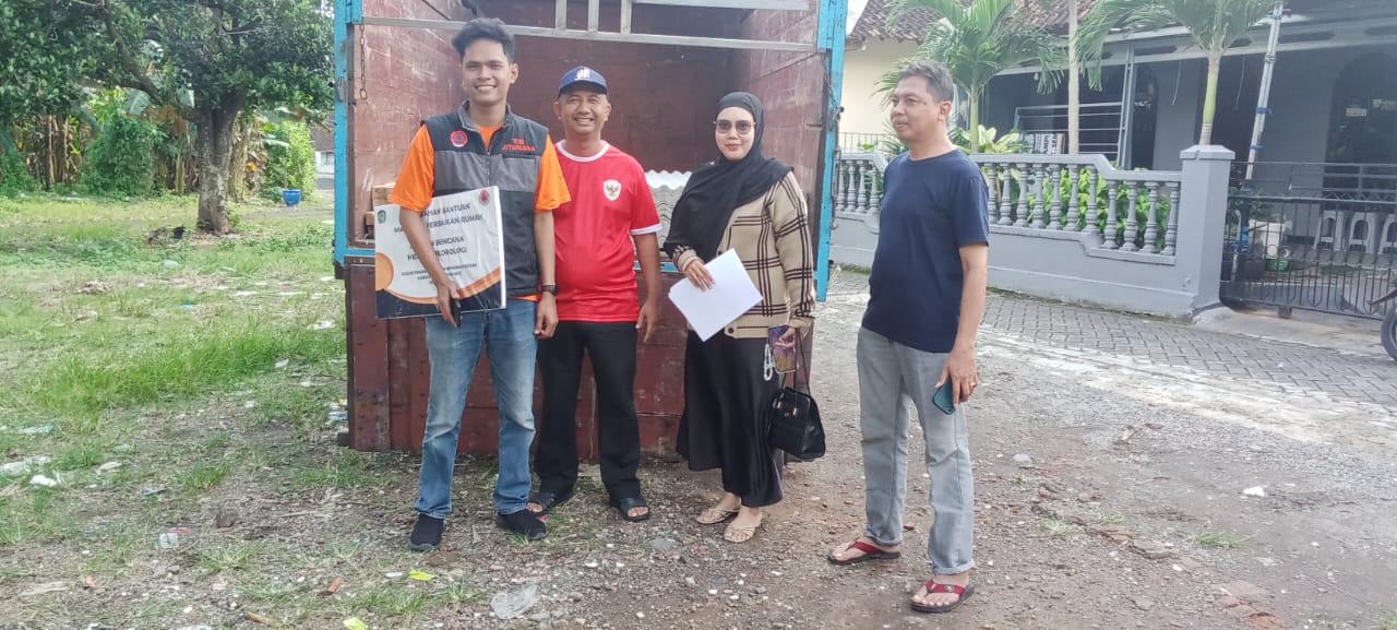 Gambar Berita PENDAMPINGAN PEMBERIAN BANTUAN DARI BPBD (BADAN PENANGGULANGAN BENCANA DAERAH) PADA WARGA DESA GENTENGKULON YANG TERDAMPAK BENCANA ANGIN PUTING BELIUNG